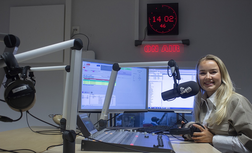 Medielinje-elev Ylva liker seg godt i radiostudio. Her produseres både podkaster og LIVE radio hver uke.