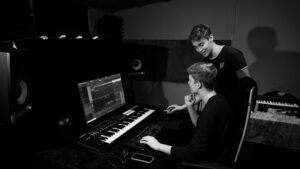 Elever jobber med musikkproduksjon